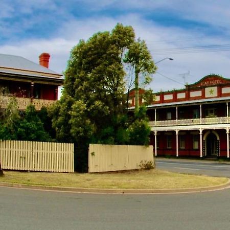 Historic Star Lodge And Station Masters House Narrandera Exteriör bild