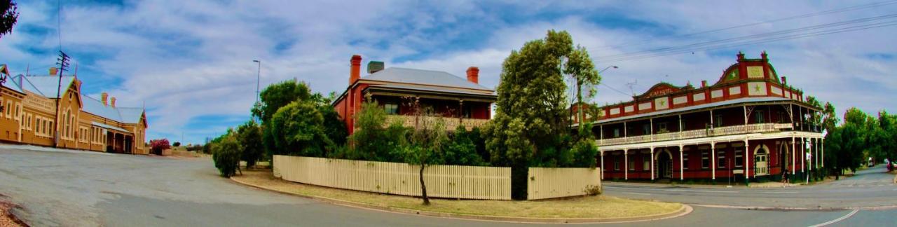 Historic Star Lodge And Station Masters House Narrandera Exteriör bild
