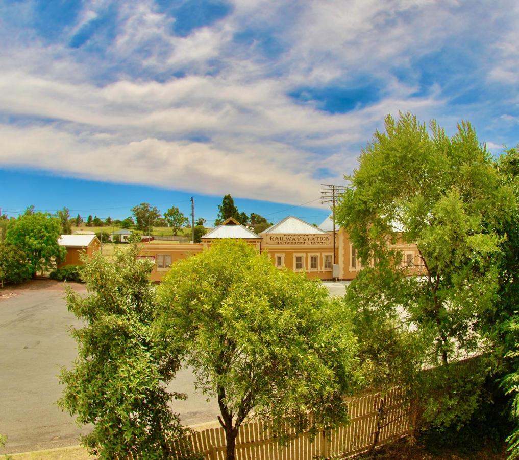 Historic Star Lodge And Station Masters House Narrandera Exteriör bild