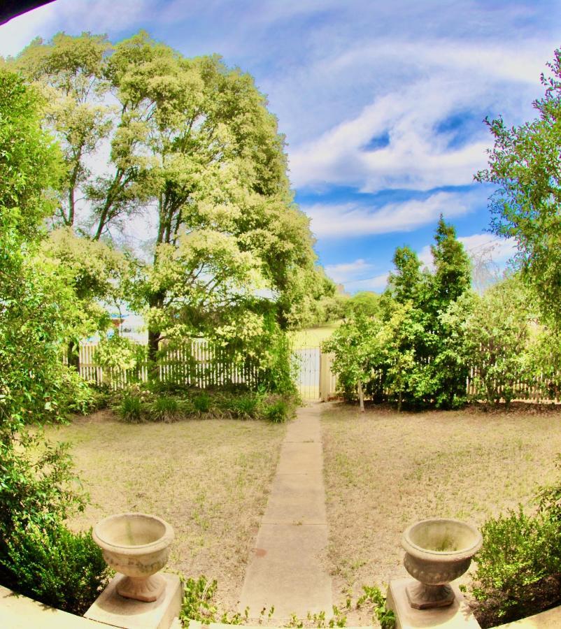 Historic Star Lodge And Station Masters House Narrandera Exteriör bild
