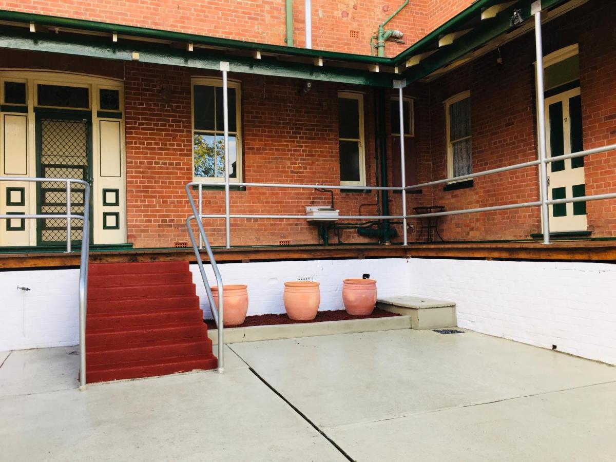 Historic Star Lodge And Station Masters House Narrandera Exteriör bild